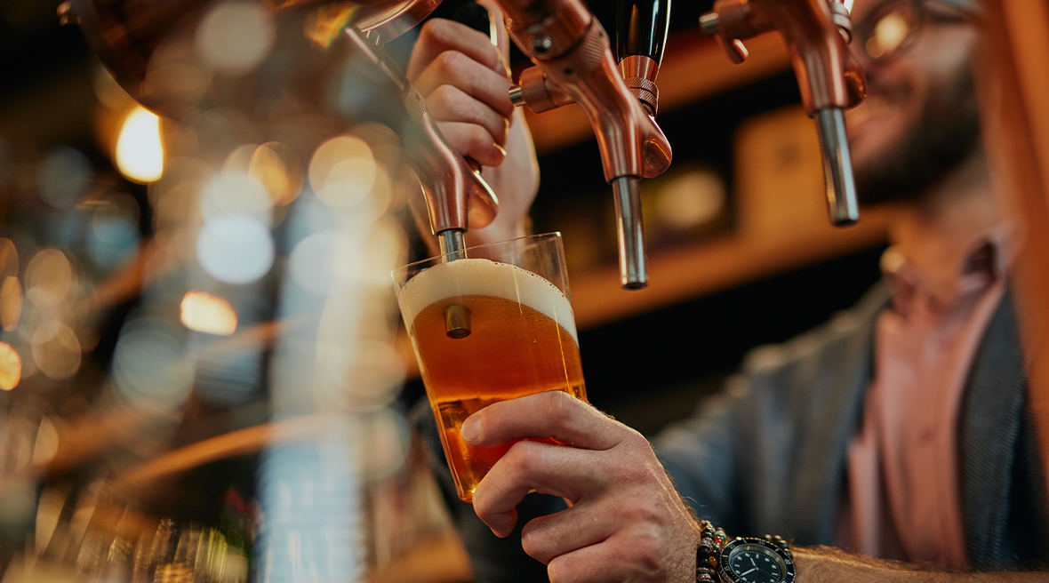 Serveur tirant une bière pression dans un pub